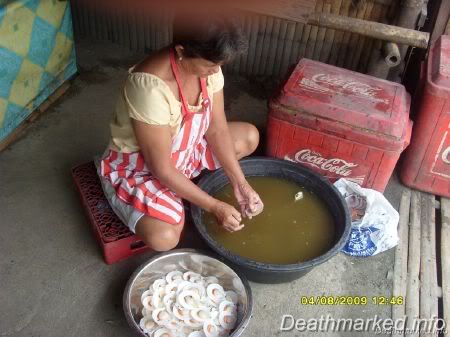 Manang was doing some cleaning of the scallops (thats what they called it. not sure if this is correct)