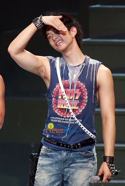 http://i290.photobucket.com/albums/ll256/veronjamiesuki/2PM/5.jpg