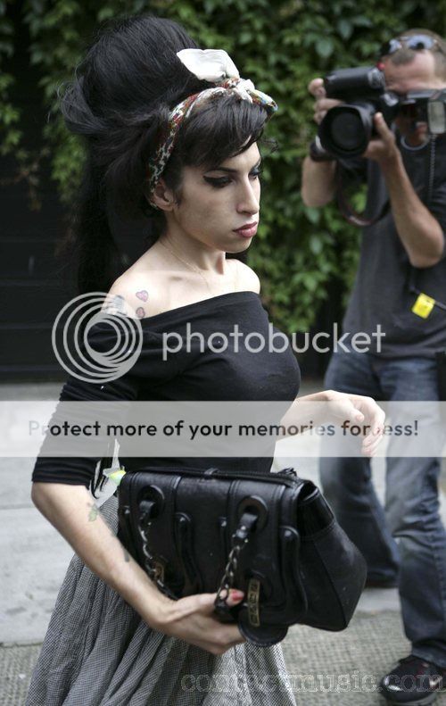 http://i290.photobucket.com/albums/ll241/sinalovesamy/amy_winehouse_1973242.jpg